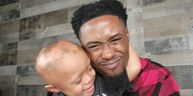 双人舞|美国父亲每天与患白血病儿子跳舞积极抗癌 149天后儿子战胜癌症