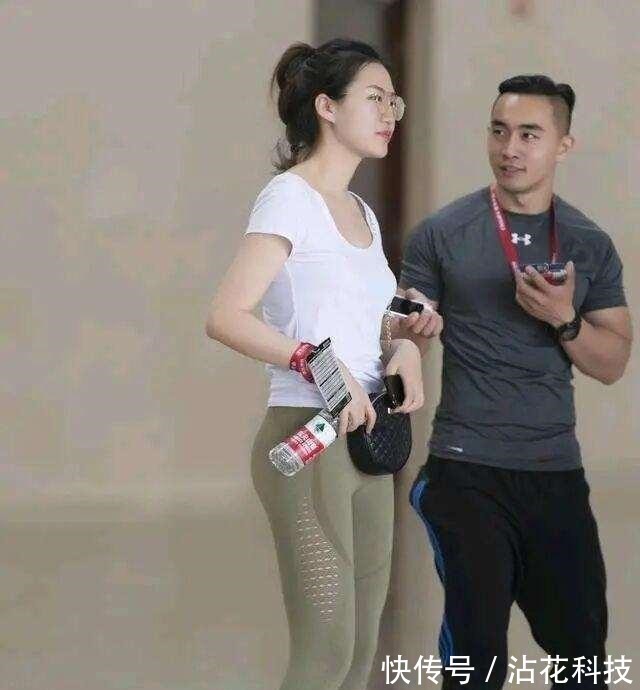 摆摆 气质出众的打底裤搭配,让造型显得时髦不单调,遮肉显瘦!