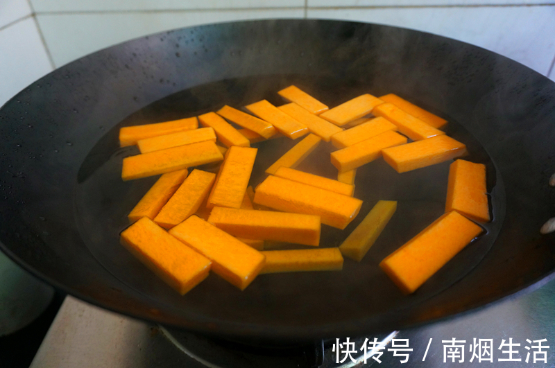 跟着我一起|蛋黄焗南瓜家庭版简单做法,味道香甜,色泽诱人