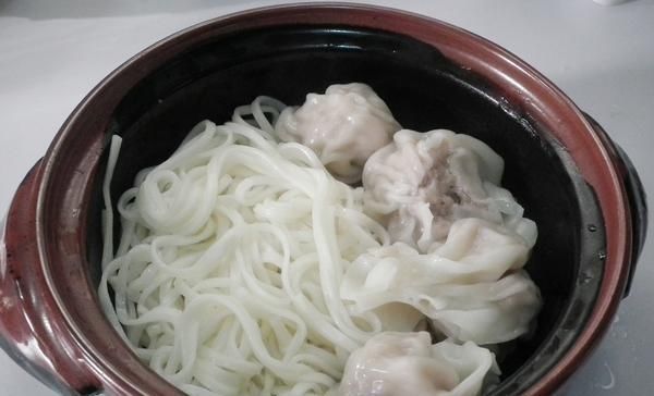 外国朋友吐槽中餐吃不饱,看了他点的菜后我笑了:能吃饱就怪了