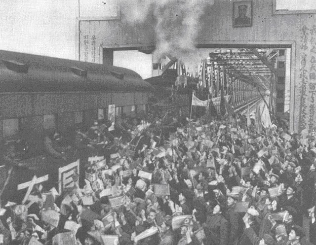 朝鲜百姓|志愿军回国,1个团被朝鲜人抬到车站,朝鲜军官:1个师我们也抬!