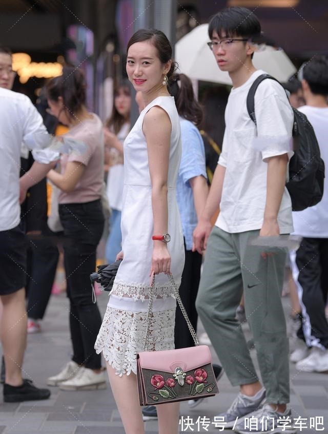 高端 白色圆领无袖连衣裙,搭配珍珠手链高贵无比,搭配红手表显得职场!