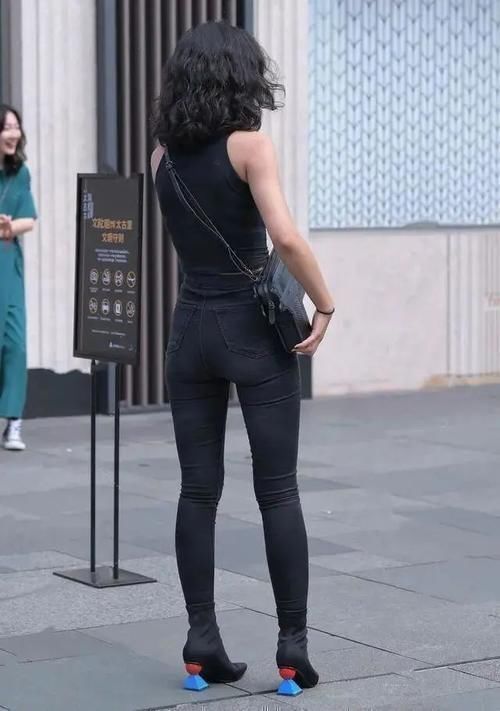 下半身 时尚短裤搭配红色上衣,舒适方便,穿上去性感好看