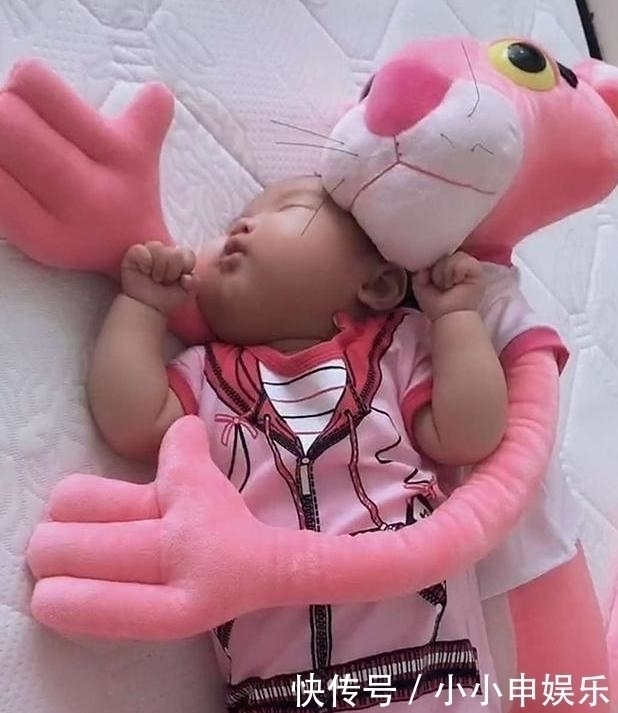 爸妈|奶爸哄娃睡觉,妈妈不放心去卧室查看,推门一看,气得妈妈笑喷了