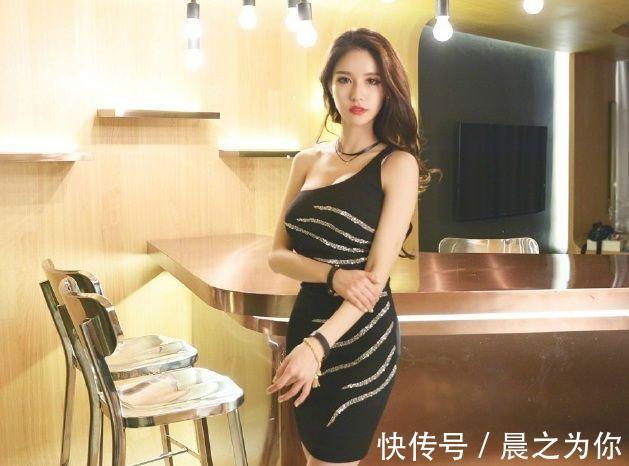 百搭 美女穿搭紧身裙凸显不一样的时髦,让你的气质尽情绽放!