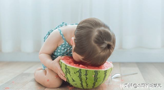 孩子|小宝宝能吃西瓜吗？医生：小于这个年龄要忌口，影响身体健康