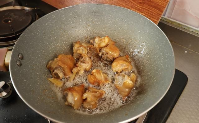 炖猪蹄时,不要先焯水,大厨教你正确做法,猪蹄软烂入味还不腥