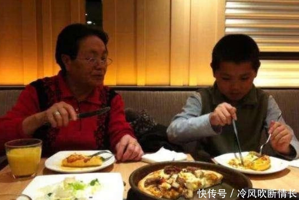 在吃西餐时,服务员会放两杯柠檬水在桌上,这可不是给你拿来喝的