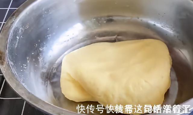 烘焙，豆沙饼的做法，饼皮脆脆的，里面柔软又香甜，朋友都爱吃