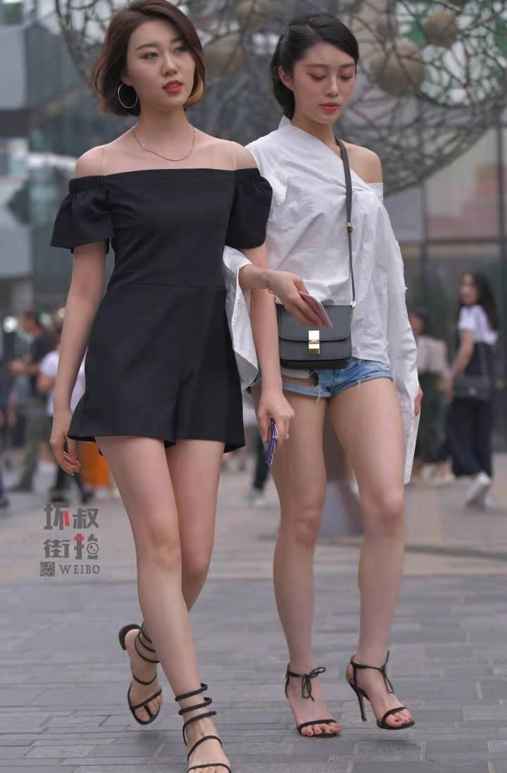 街拍小姐姐穿衣“不正经”，这么严肃的白衬衣被她穿成这样