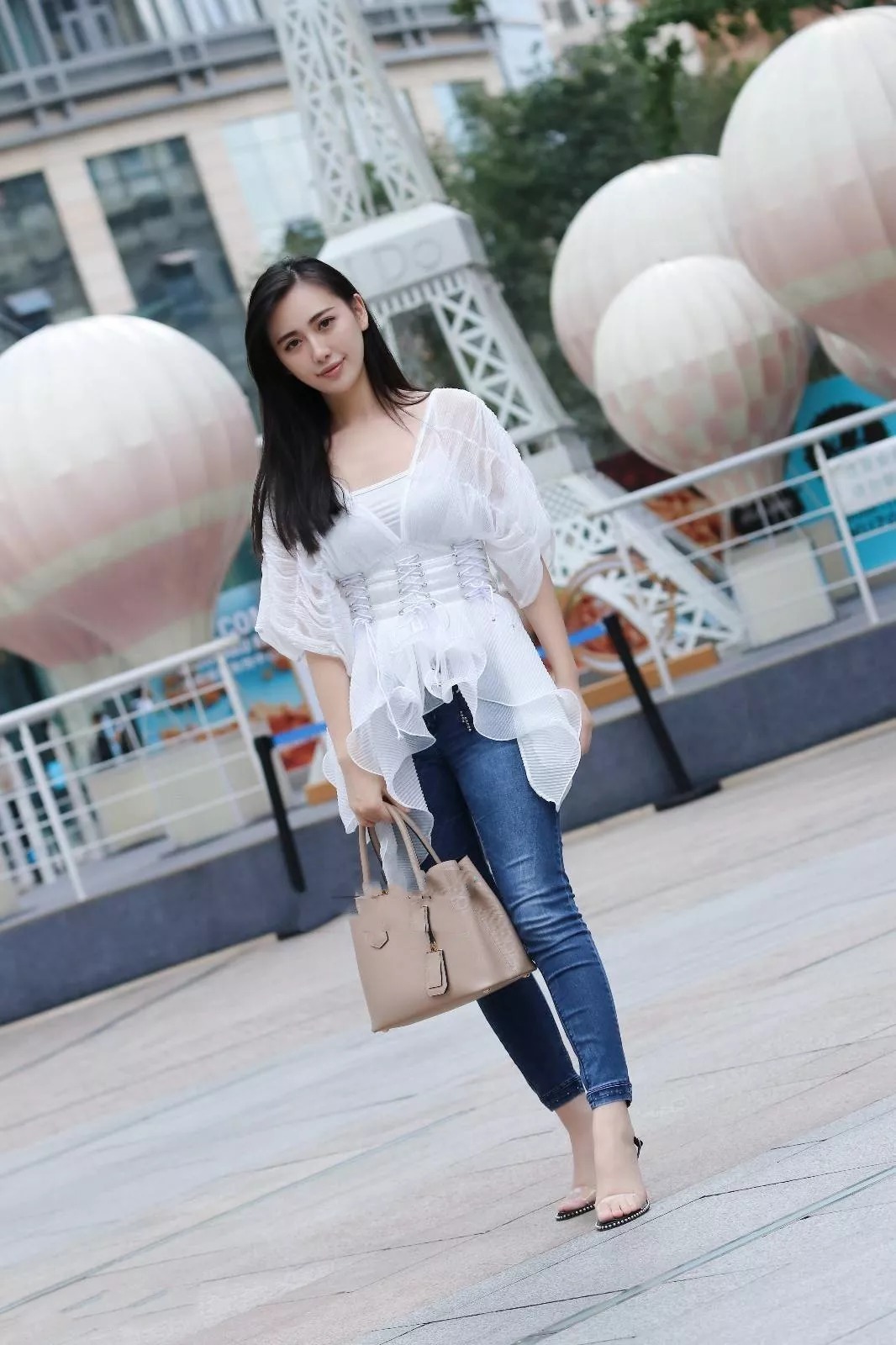 紧身牛仔裤搭配一字肩T恤,展现冰雪聪明的气质