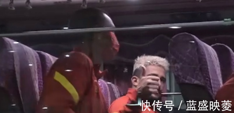 大拇指|到了!越媒关注国足抵达洛国富竖大拇指,有球员抓紧时间网购!