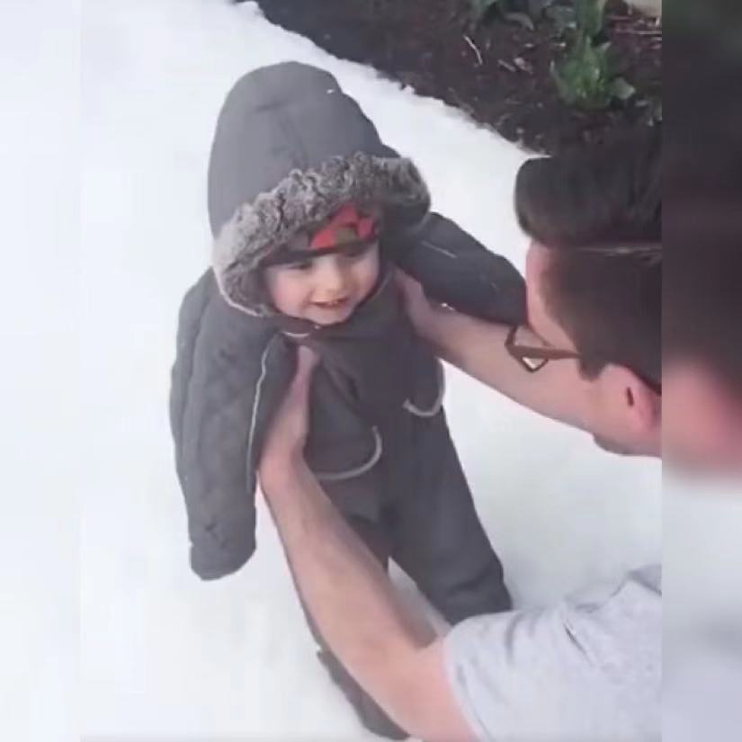 自由飞翔|亲爸让娃第一次体验雪，娃的小表情亮了，网友：是自由飞翔的感觉