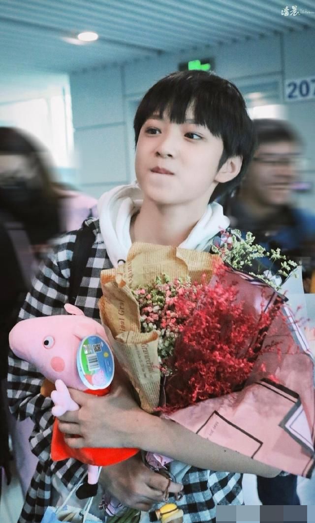 不愧是全世界最喜欢小猪佩奇的初中生,刘耀文连送礼都是小猪佩奇