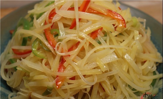 才知道,炒土豆丝先用水冲就错了,教你饭店的诀窍,脆嫩不粘锅