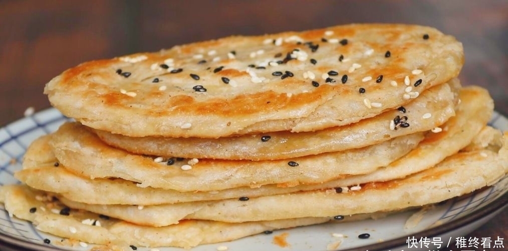这是椒盐酥饼的做法,咸香可口,外皮超酥,轻轻一碰就掉渣