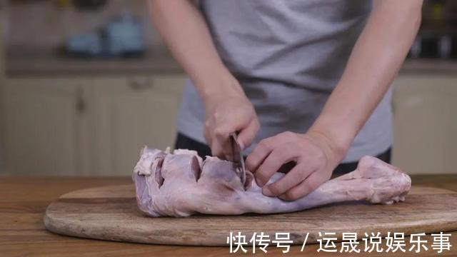 吃肉|羊腿在家这样烤,不膻也不腥,大口吃肉,特过瘾