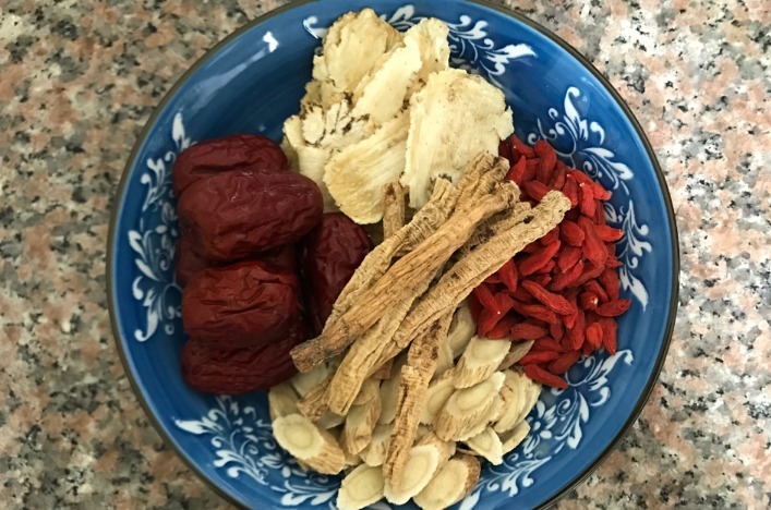 当归|行气活血的药膳凤爪自己在家做,凤爪软烂,适合女人的养生汤水