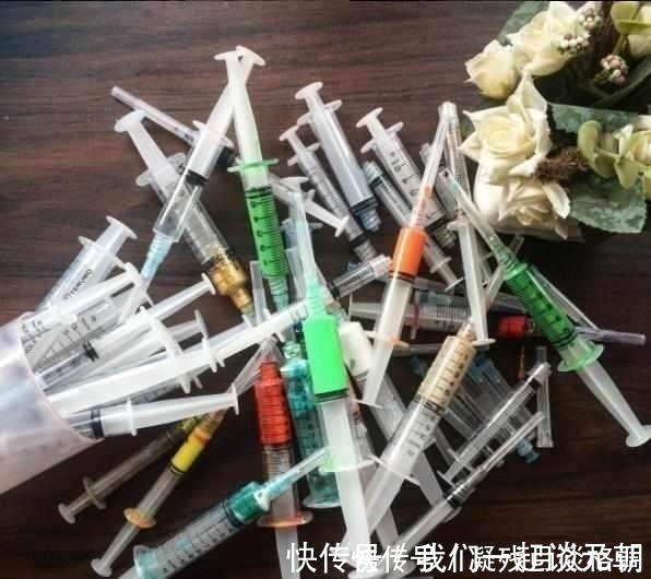 打针$明明注射器是用来打针,她却用来画画搞艺术，真稀奇