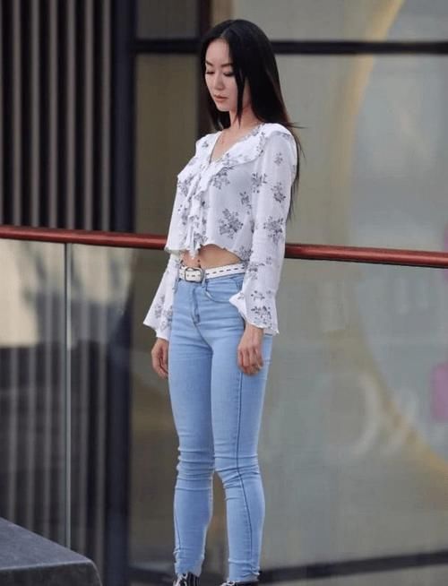 迷人|身穿紧身牛仔裤的女生，时尚又迷人，这就是心动的感觉吗？
