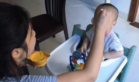 大人饭|新生儿吃饭啥时候能“大小通吃”?家长别着急,一己之私害娃不浅