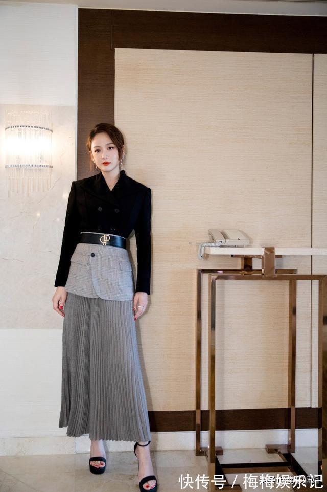 女人 奔五的女人,无论裤子裙子,都要遵循这3个“上下”法则才更优雅
