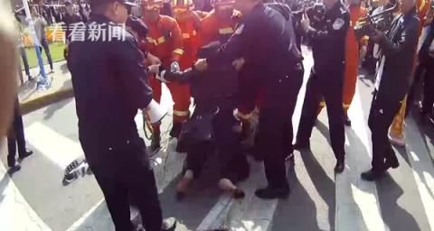 消防队员|为逃追捕小偷跳河钻入下水道：我不能上去，丢人