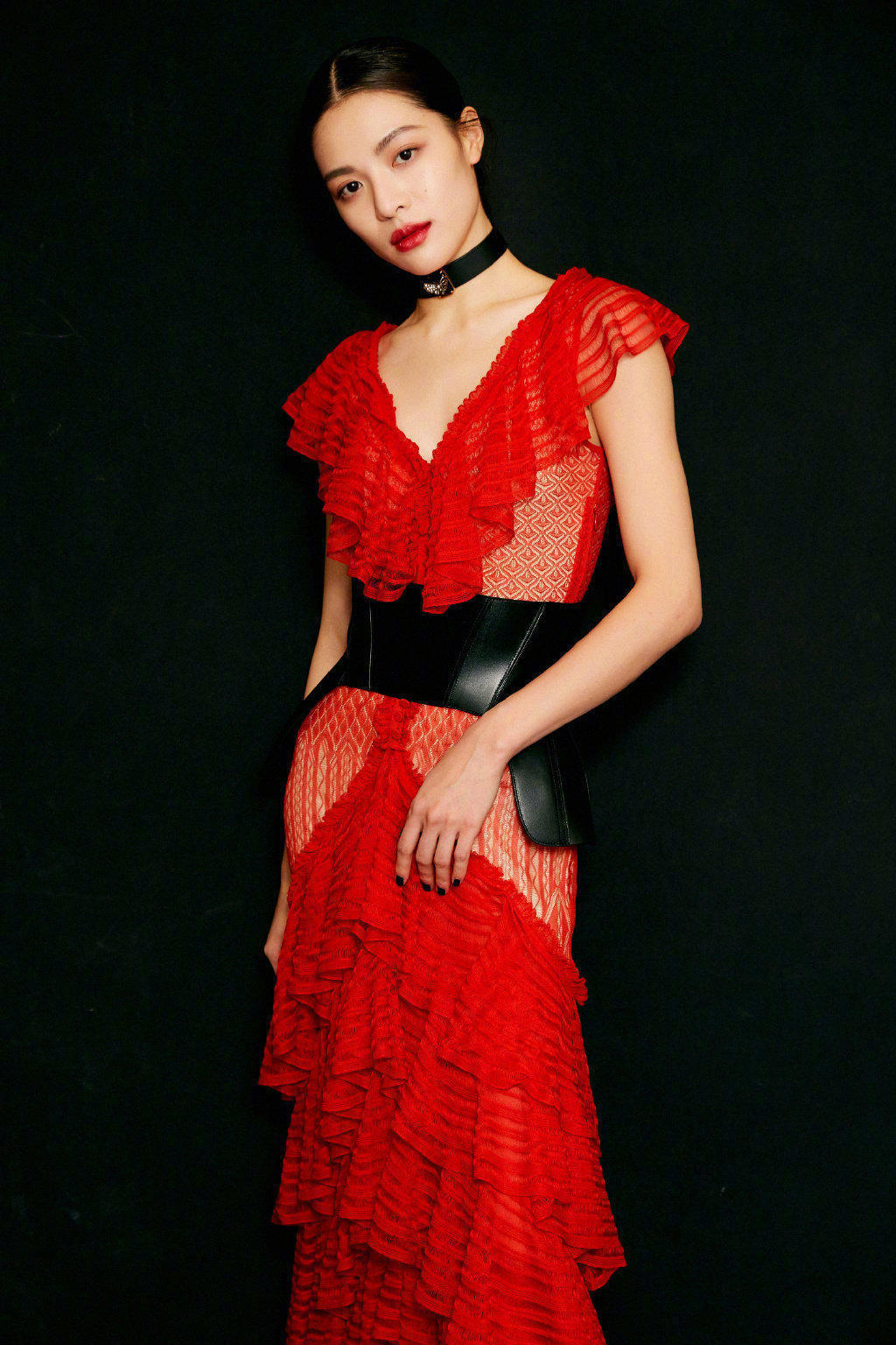 谢杏芳气场全开!穿大红色连衣裙惊艳亮相,气质一点不输超模