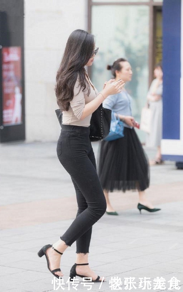 姑娘|路人街拍，姑娘特别的潮流，搭配针织短衫，气质迎面扑来