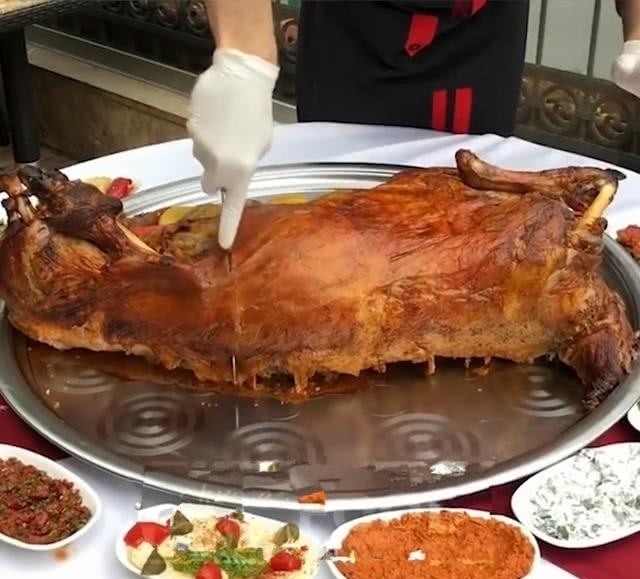 切开|花980元买了头烤全羊,切开后满满惊喜,这钱花得太值了