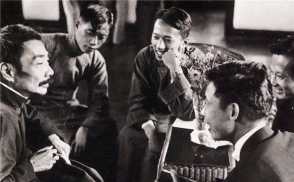  生病|鲁迅生病时，小脚妻子熬夜赶40公里为他买糕点，鲁迅却无动于衷