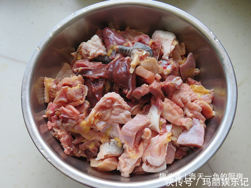 炖鸡|回农村老家,公公用柴火炖鸡,味道确实很香,一大盆没够吃!