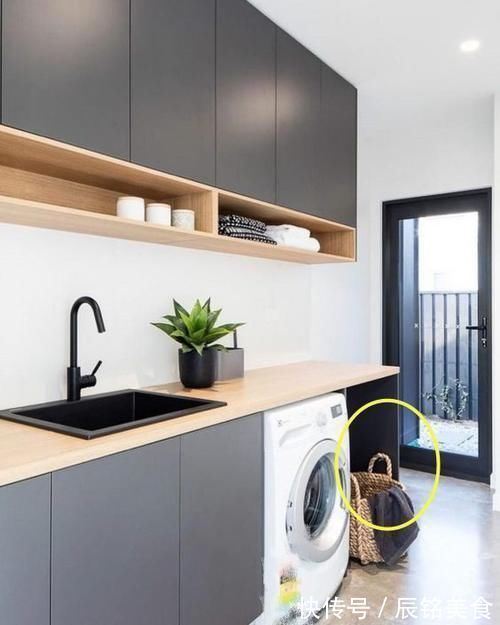 家政区|这谁能如此聪明,洗衣柜下面留空一格,洗衣服做收纳太实用方便了