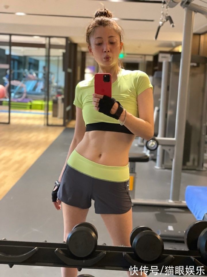 健身|41岁殷桃深夜素颜健身，穿半身衣秀马甲线漫画腿，身材不输刘涛