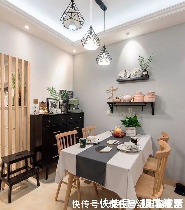 空间|参观闺蜜的98㎡小三居,衣帽间的布置很高级,打开柜门后让我心动