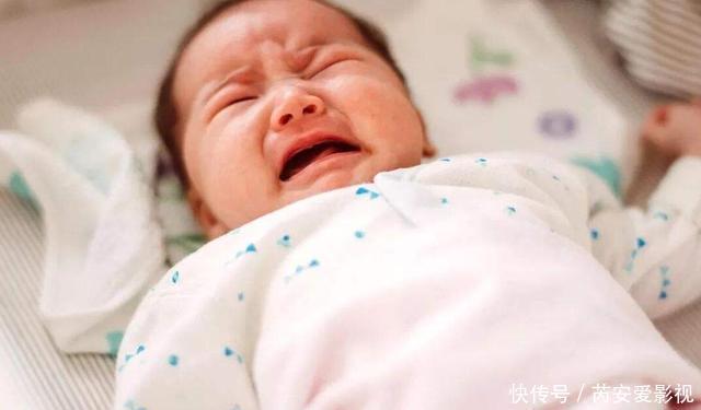 母乳的宝宝，为何没吃饱就睡着了四个信号显示他只是“水儿饱”