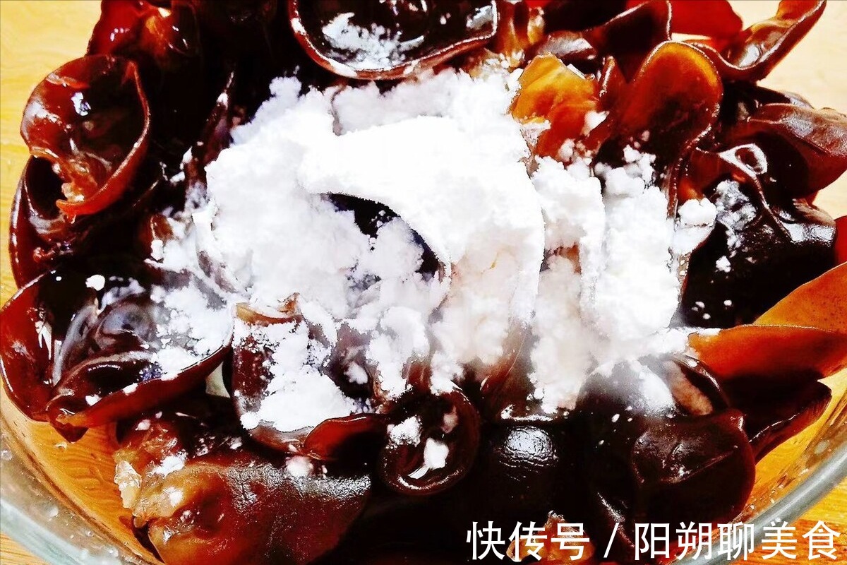 凉拌木耳|泡木耳,用冷水还是热水都不对,大厨教你2招,泡得又快又干净