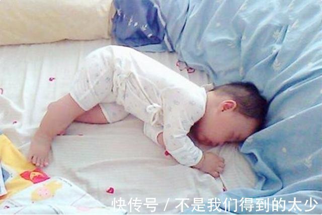 小家伙|宝宝睡觉频繁蹬被子,不一定是卧室温度高,深层原因宝妈别忽视