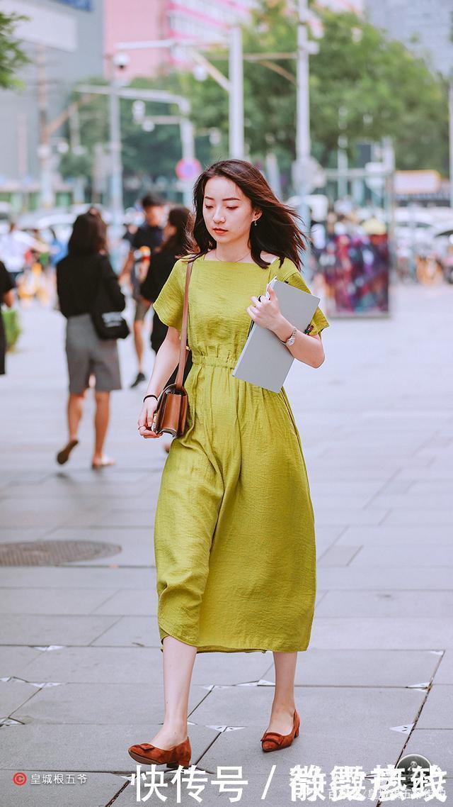 街拍学习穿衣搭配的技巧,用好看的服装来装扮自己