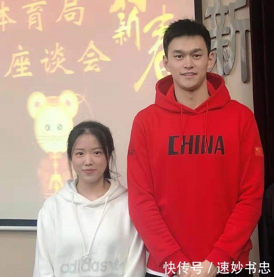 带货女王|奥运冠军杨倩终于回国，身穿中国队服很可爱，手里还抱着吉祥物