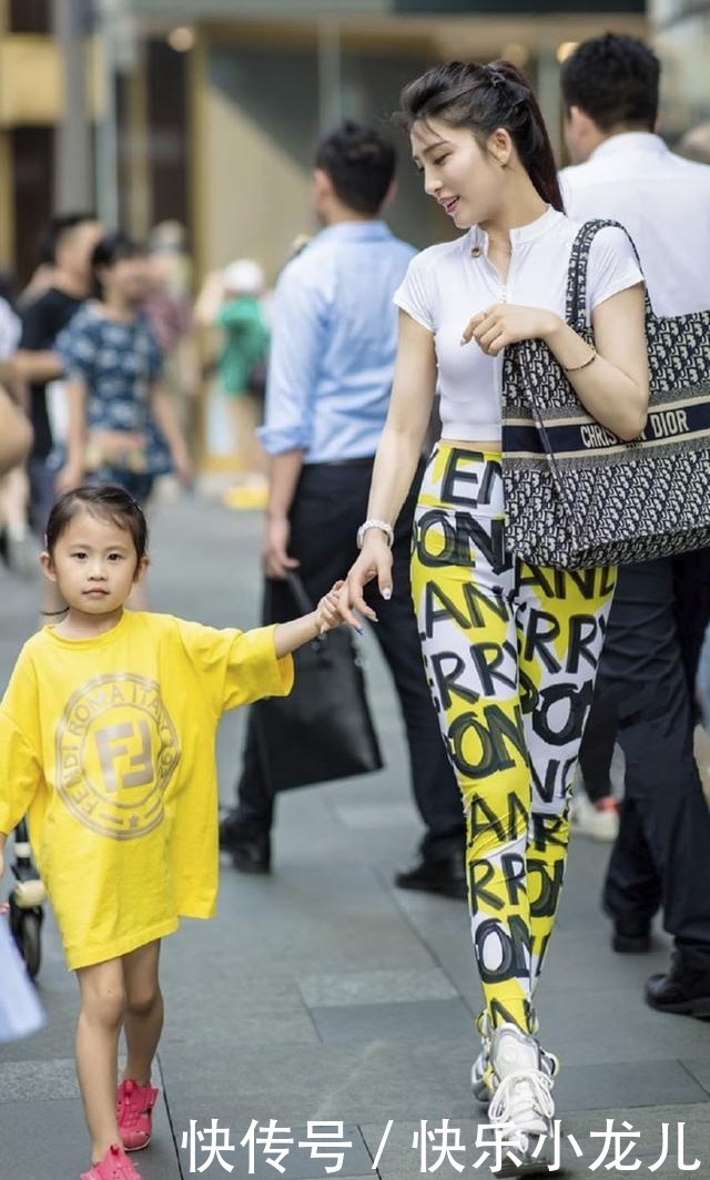 带孩子逛街的时尚辣妈，一点都看不出是位宝妈呢