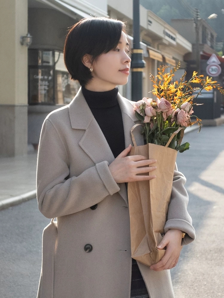 小蛮腰 穿大衣不要只会敞开穿了,搭配腰带保暖显瘦又高级,谁穿都好看