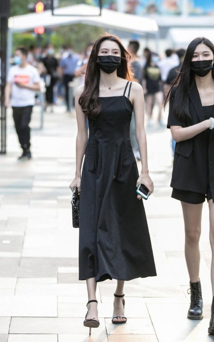搭配|街拍美女：小姐姐搭配白色T恤展现靓丽气质，举手投足尽显成熟