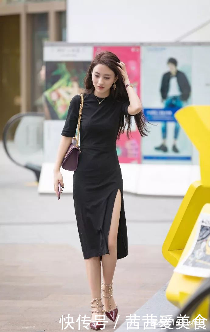 美女一双一字带的高跟凉鞋穿搭在脚上,能够凸显出她的身高与魅力