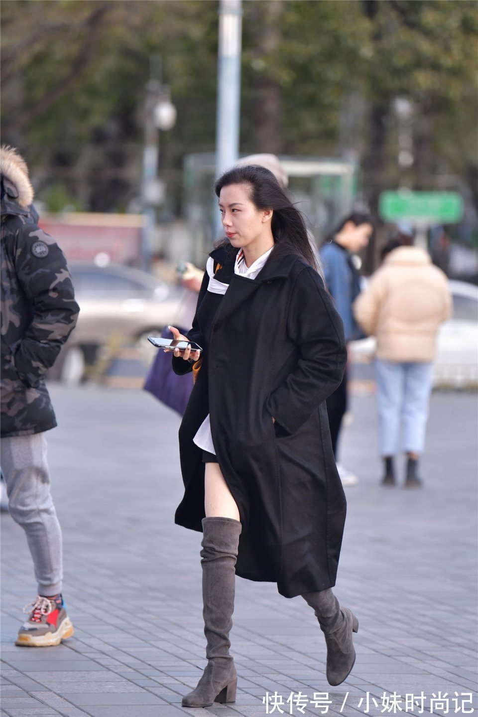 有色彩 有一种冬季穿搭很火,过膝靴搭配过膝风衣,时尚又高级