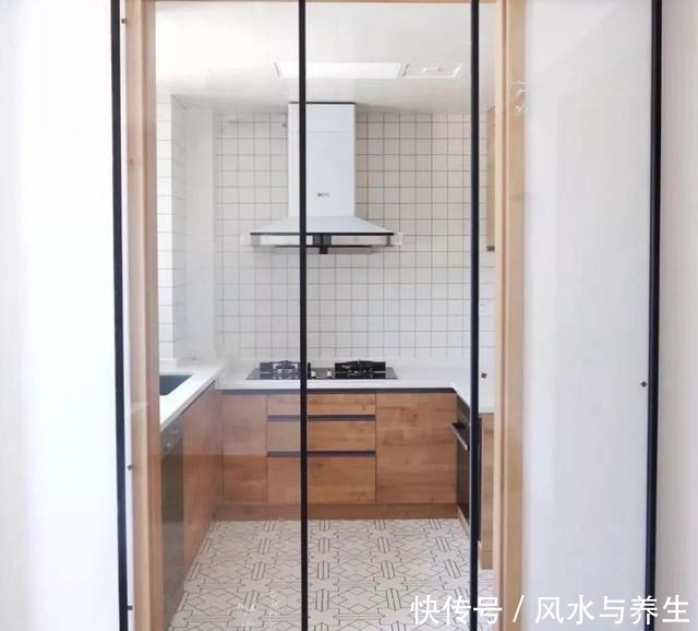 安装|厨房不装推拉门,还能怎么设计有钱人流行装它,漂亮还实用!