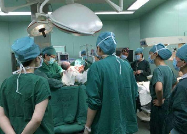 孕妈们|你不知道的冷知识:孕妈被推入产房后,医生们都在做些什么?