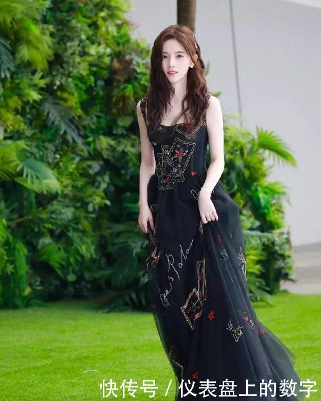 外套|长款白色西装外套搭配高跟鞋,明艳端庄,温柔知性