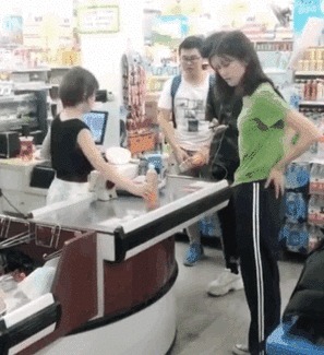 |搞笑GIF:在地下停车场还敢开这么快?真的是不怕!