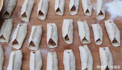 针叶松|茄子最过瘾的吃法,不油炸不用炒,加2斤面粉,一顿3个茄子不够吃